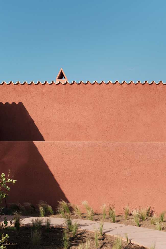 Visual and tactile continuity between the architecture and its environment. Vibrant monochrome effects in sunlight