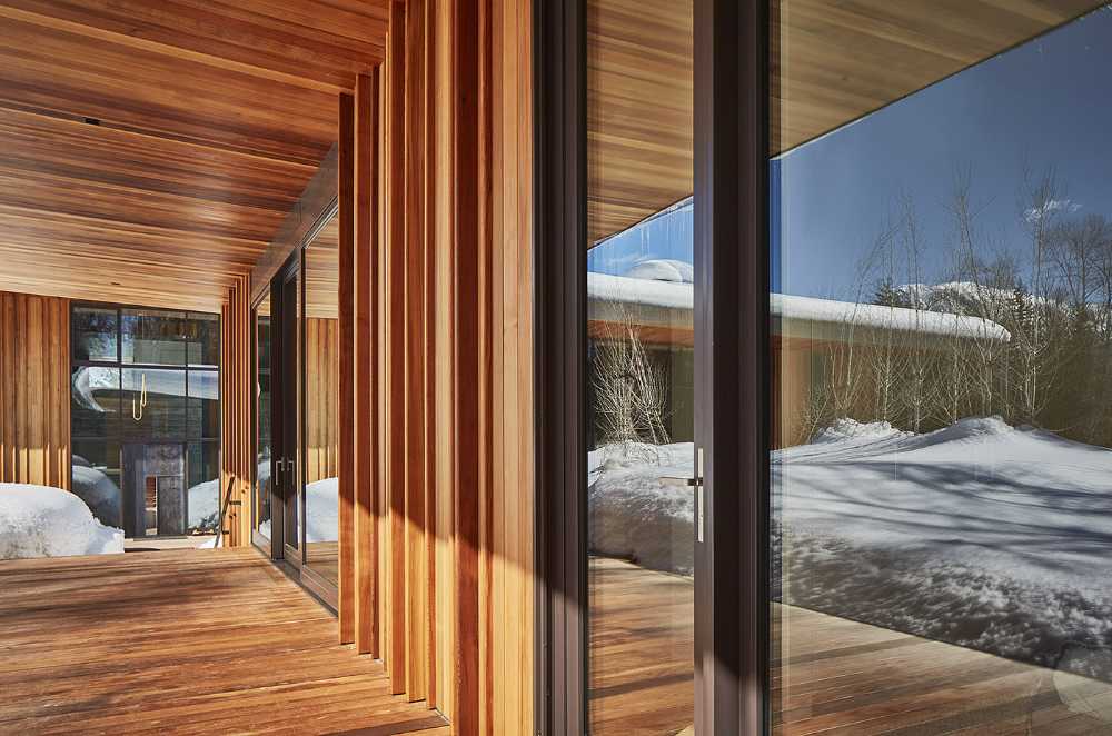 L'architecture comme une œuvre d'art moderne. Simplicité de conception et de matériaux sur un site spectaculaire