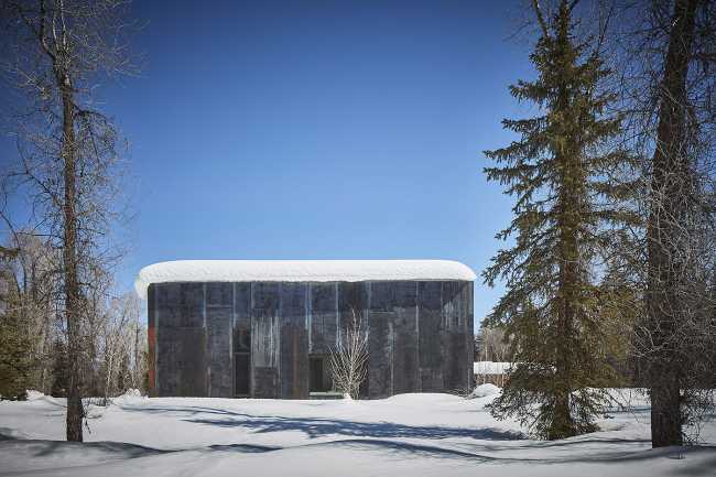 L'architecture comme une œuvre d'art moderne. Simplicité de conception et de matériaux sur un site spectaculaire