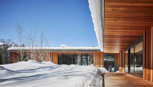 L'architecture comme une œuvre d'art moderne. Simplicité de conception et de matériaux sur un site spectaculaire