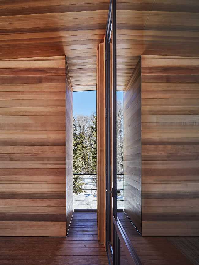 L'architecture comme une œuvre d'art moderne. Simplicité de conception et de matériaux sur un site spectaculaire