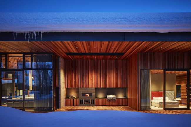 L'architecture comme une œuvre d'art moderne. Simplicité de conception et de matériaux sur un site spectaculaire