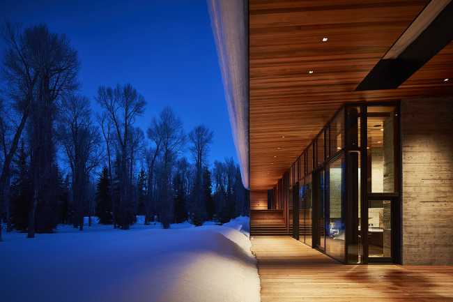 L'architecture comme une œuvre d'art moderne. Simplicité de conception et de matériaux sur un site spectaculaire