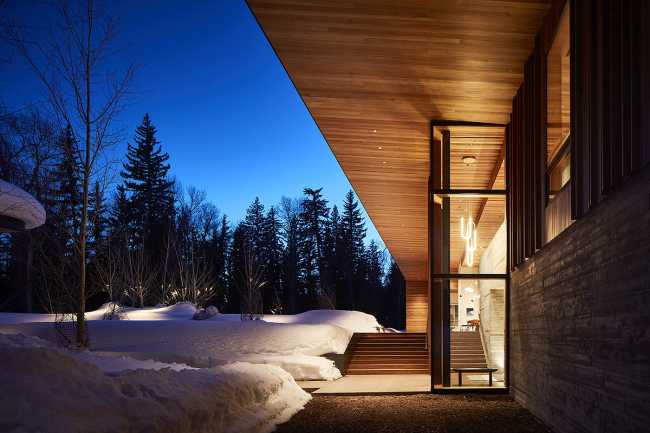 L'architecture comme une œuvre d'art moderne. Simplicité de conception et de matériaux sur un site spectaculaire