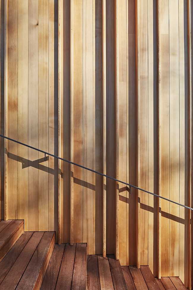 L'architecture comme une œuvre d'art moderne. Simplicité de conception et de matériaux sur un site spectaculaire