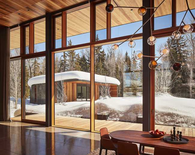 L'architecture comme une œuvre d'art moderne. Simplicité de conception et de matériaux sur un site spectaculaire