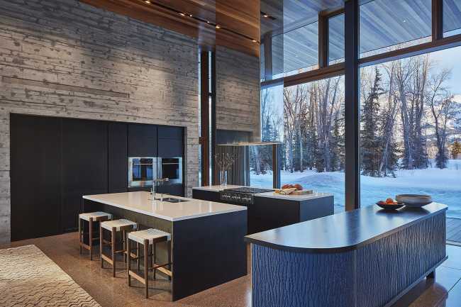 L'architecture comme une œuvre d'art moderne. Simplicité de conception et de matériaux sur un site spectaculaire