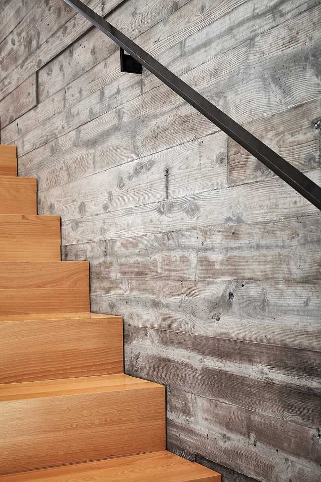 L'architecture comme une œuvre d'art moderne. Simplicité de conception et de matériaux sur un site spectaculaire