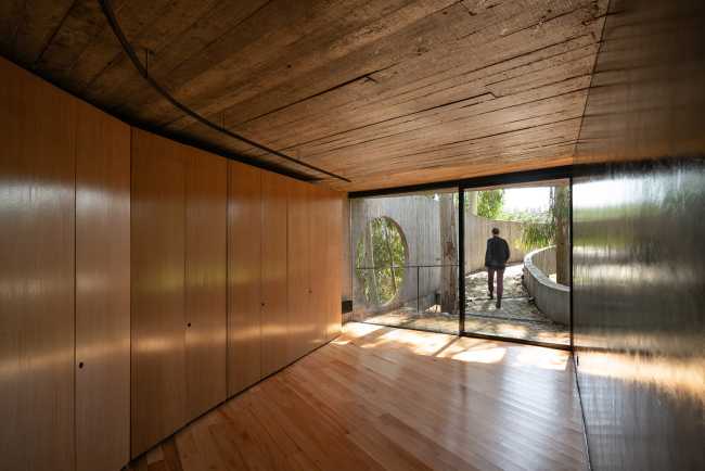 Concrete shell in a eucalyptus forest. A multiplicity of paths and spatial relations