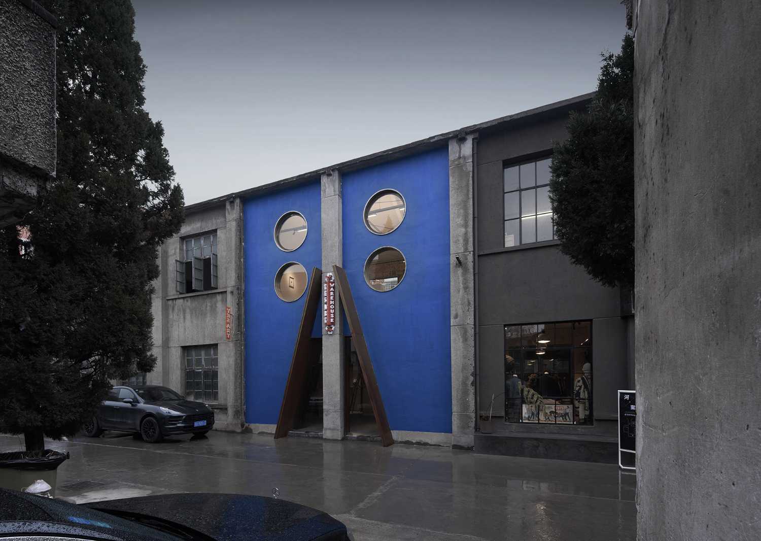 Yes Art Warehouse. Characteristic art studio takes the place of an old industrial building
