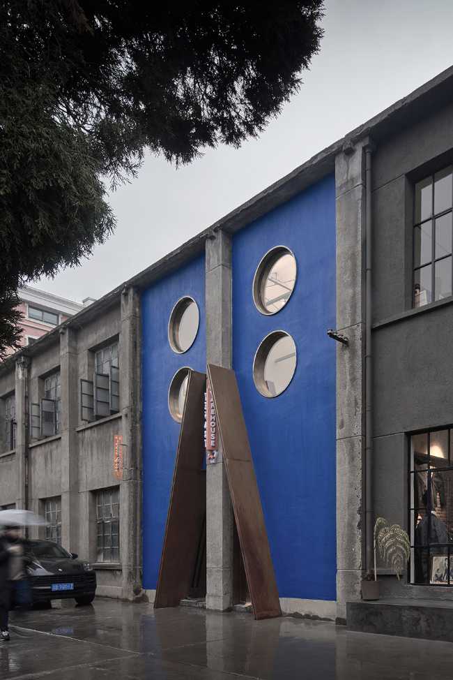 Yes Art Warehouse. Un caractéristique studio d'art occupe l'emplacement d'un ancien bâtiment industriel