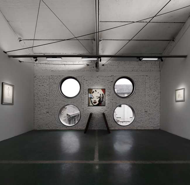 Yes Art Warehouse. Un caractéristique studio d'art occupe l'emplacement d'un ancien bâtiment industriel