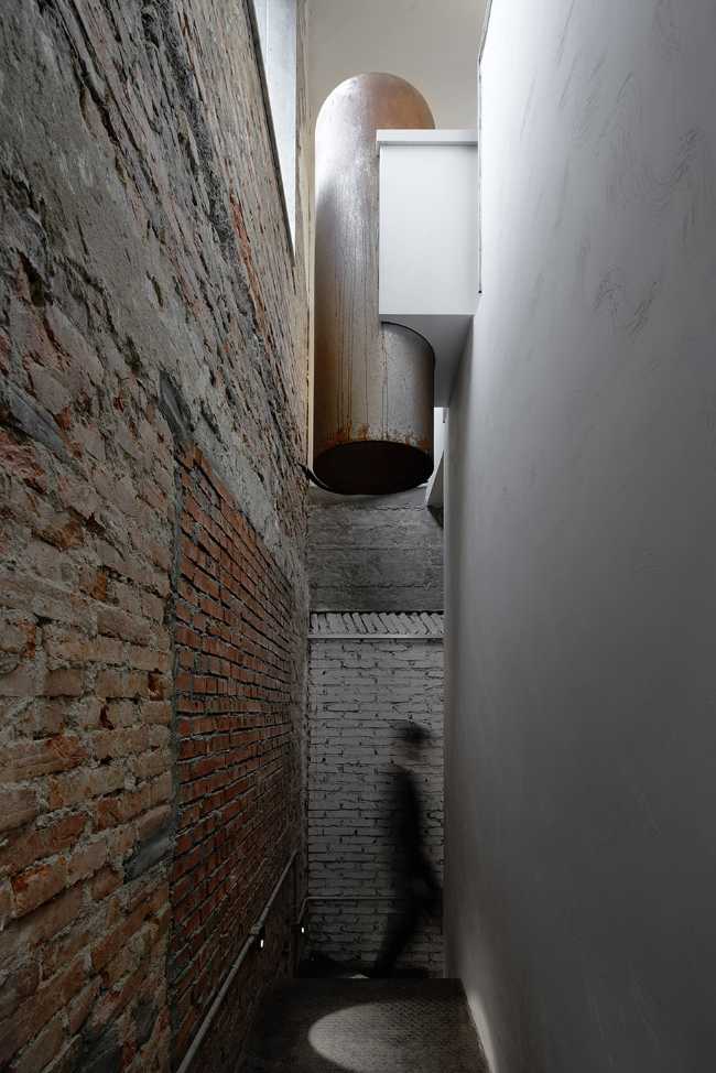 Yes Art Warehouse. Un caractéristique studio d'art occupe l'emplacement d'un ancien bâtiment industriel