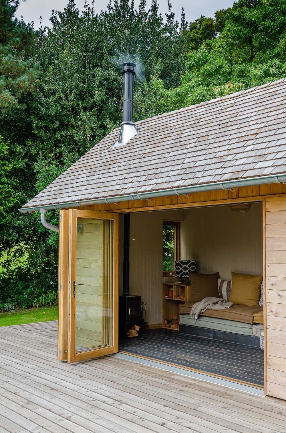 Atmosfere per il relax e lo stare insieme. Una cabina in cedro rianima il giardino della casa di villeggiatura