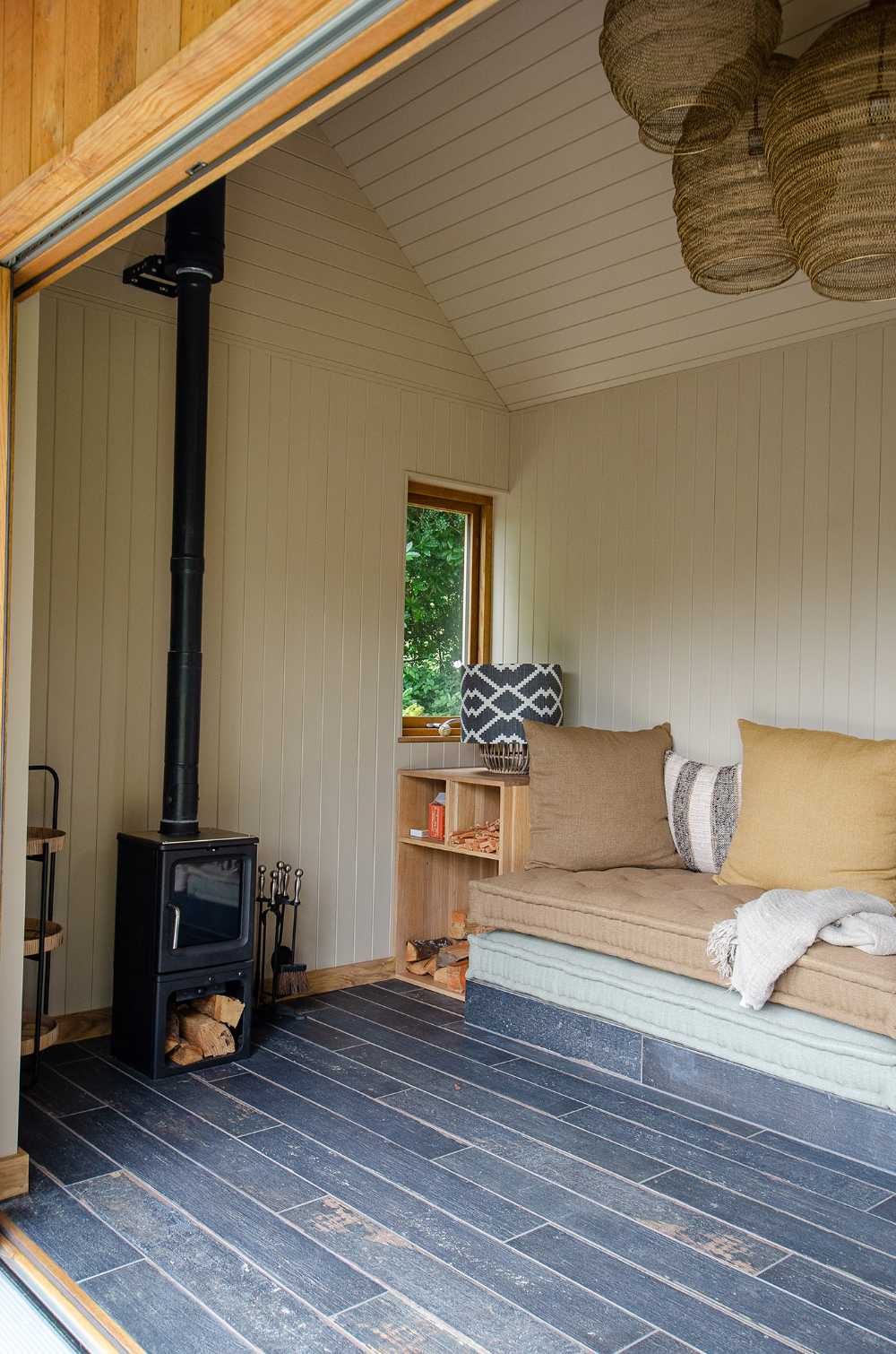 Atmosfere per il relax e lo stare insieme. Una cabina in cedro rianima il giardino della casa di villeggiatura