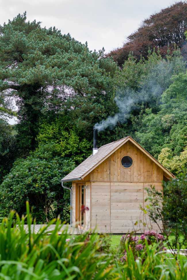 Ambiances pour la détente et le partage. Une cabane en cèdre ravive le jardin de la maison de vacances.