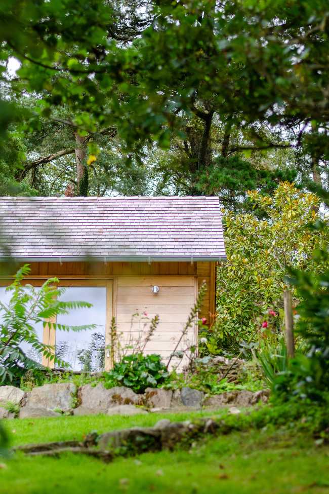Ambiances pour la détente et le partage. Une cabane en cèdre ravive le jardin de la maison de vacances.