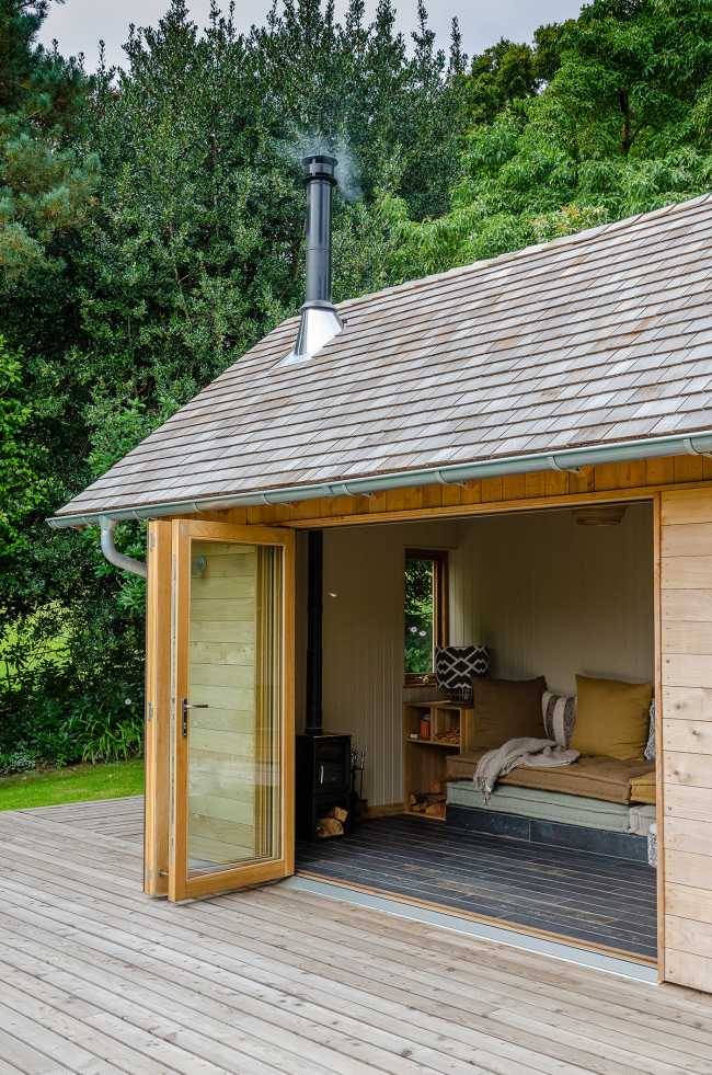 Ambiances pour la détente et le partage. Une cabane en cèdre ravive le jardin de la maison de vacances.