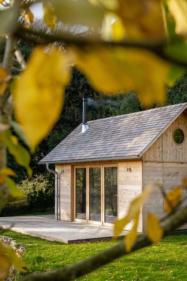 Ambiances pour la détente et le partage. Une cabane en cèdre ravive le jardin de la maison de vacances.