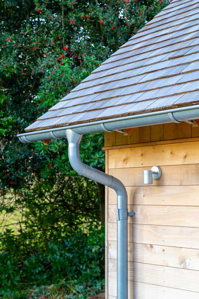 Ambiances pour la détente et le partage. Une cabane en cèdre ravive le jardin de la maison de vacances.
