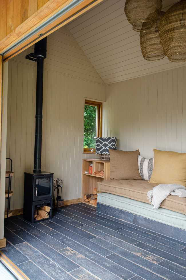 Ambiances pour la détente et le partage. Une cabane en cèdre ravive le jardin de la maison de vacances.