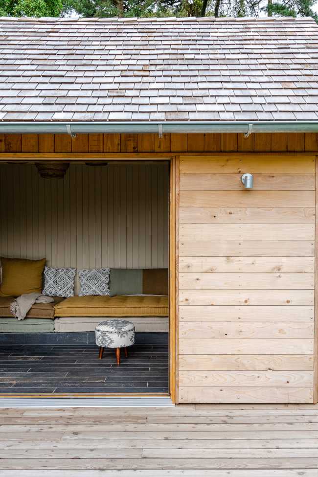 Ambiances pour la détente et le partage. Une cabane en cèdre ravive le jardin de la maison de vacances.