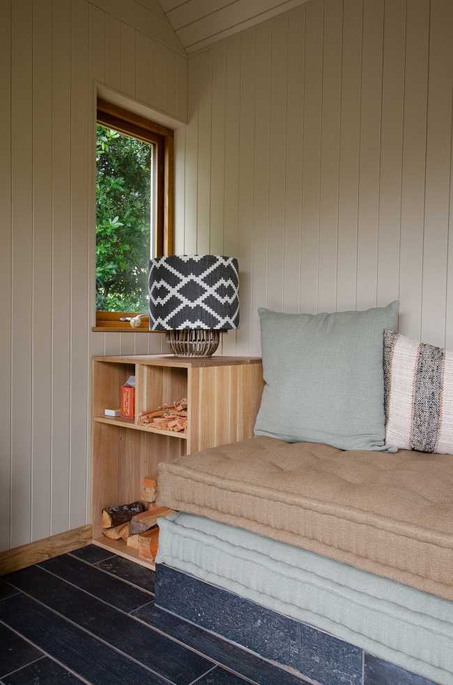 Ambiances pour la détente et le partage. Une cabane en cèdre ravive le jardin de la maison de vacances.