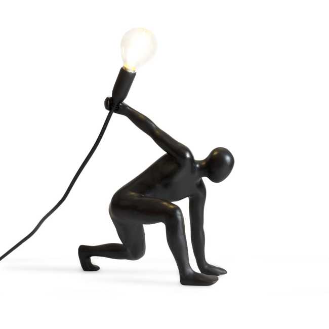 Atti di bellezza congelati per sempre. Portando luce e humor