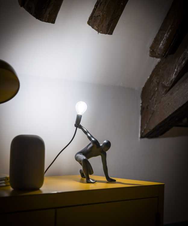 Atti di bellezza congelati per sempre. Portando luce e humor