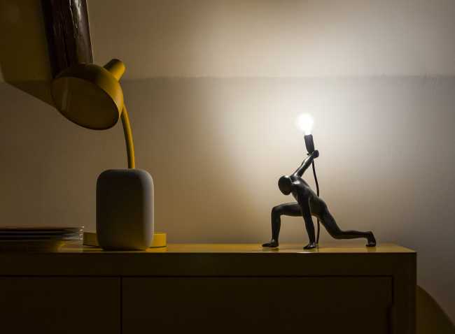 Atti di bellezza congelati per sempre. Portando luce e humor