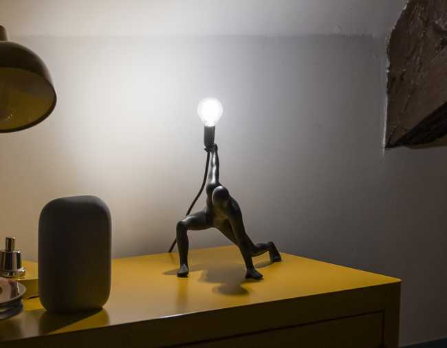 Atti di bellezza congelati per sempre. Portando luce e humor