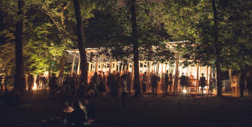 Bar Troppecolonne en Milán. Estructura de madera para la primera edición del festival Terraforma