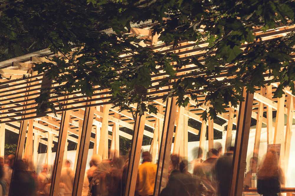 Troppecolonne bar a Milano. Struttura in legno per la prima edizione del Terraforma festival