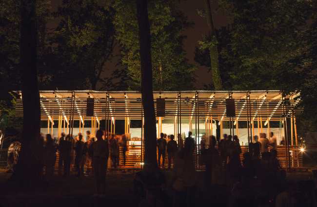 Bar Troppecolonne en Milán. Estructura de madera para la primera edición del festival Terraforma
