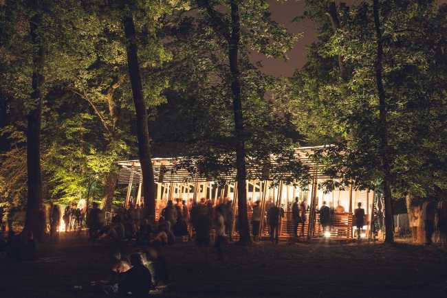 Bar Troppecolonne en Milán. Estructura de madera para la primera edición del festival Terraforma
