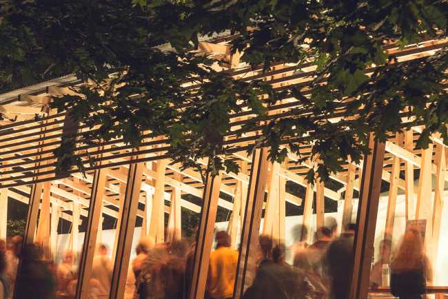 Bar Troppecolonne en Milán. Estructura de madera para la primera edición del festival Terraforma