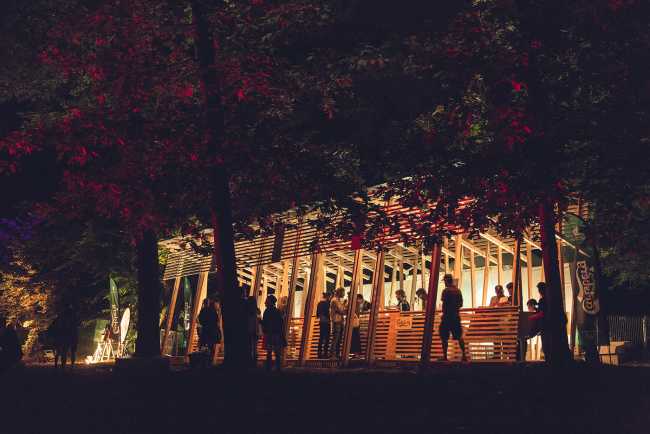 Bar Troppecolonne en Milán. Estructura de madera para la primera edición del festival Terraforma
