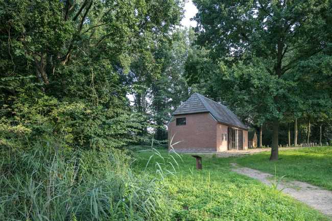 From barn of a historic estate to museum. Context-sensitive adaptive reuse project