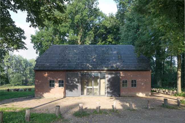 From barn of a historic estate to museum. Context-sensitive adaptive reuse project