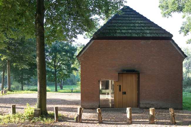 From barn of a historic estate to museum. Context-sensitive adaptive reuse project
