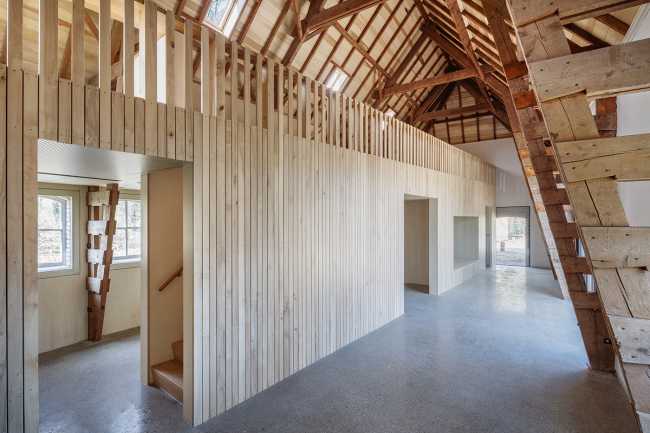From barn of a historic estate to museum. Context-sensitive adaptive reuse project