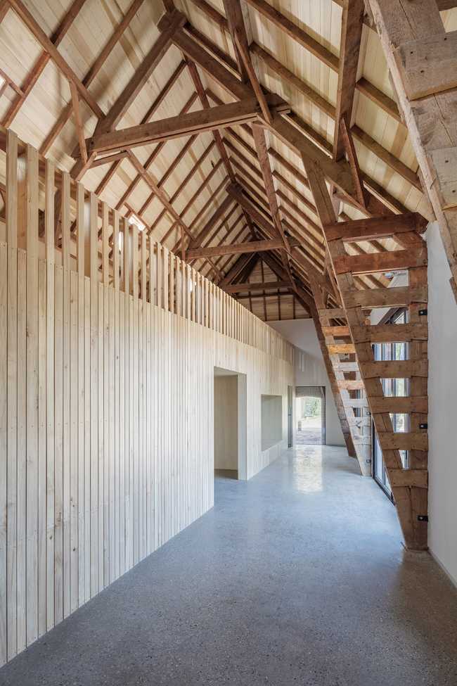 From barn of a historic estate to museum. Context-sensitive adaptive reuse project
