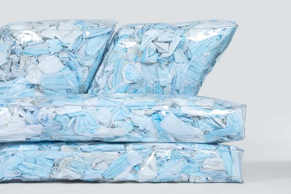 Modular pouf in the shape of an iceberg. New life to disposable masks reco-vered from the streets