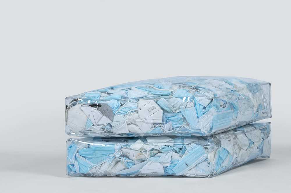 Modular pouf in the shape of an iceberg. New life to disposable masks reco-vered from the streets