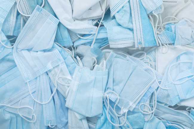 Puf modular en forma de iceberg. Nueva vida para las máscaras desechables recogidas en las calles