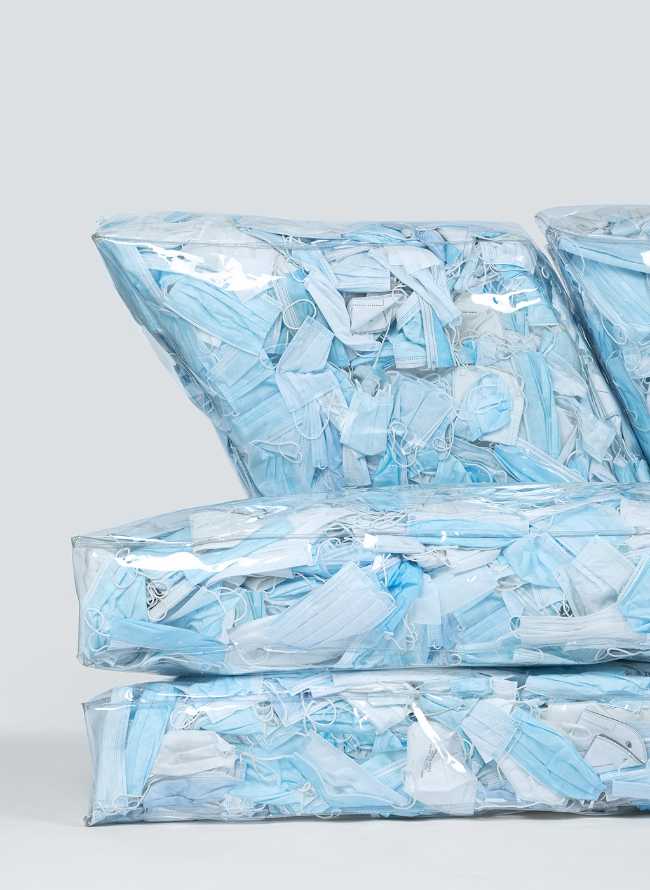 Puf modular en forma de iceberg. Nueva vida para las máscaras desechables recogidas en las calles