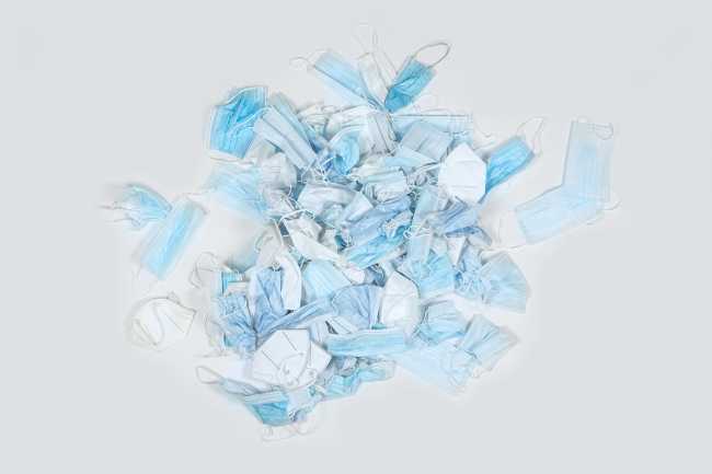 Puf modular en forma de iceberg. Nueva vida para las máscaras desechables recogidas en las calles