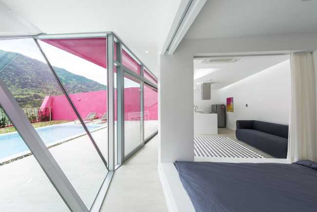 Villa de tonos rosas entre verdes colinas. Los muros circundantes enmarcan la espectacular vista