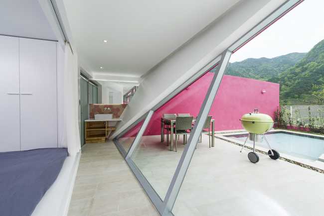 Villa de tonos rosas entre verdes colinas. Los muros circundantes enmarcan la espectacular vista