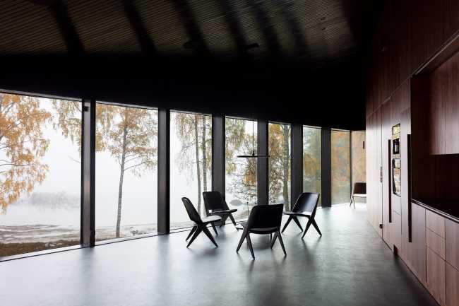 Pine and birch forests and glimpses of the lake: the views sketch the harmony of the Square House.